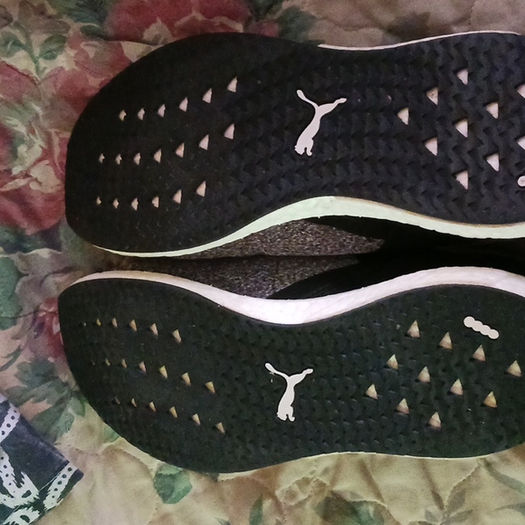 Pumas  men's gray and black size 8 and 1/2 us excellent condition - Picture 5 of 5